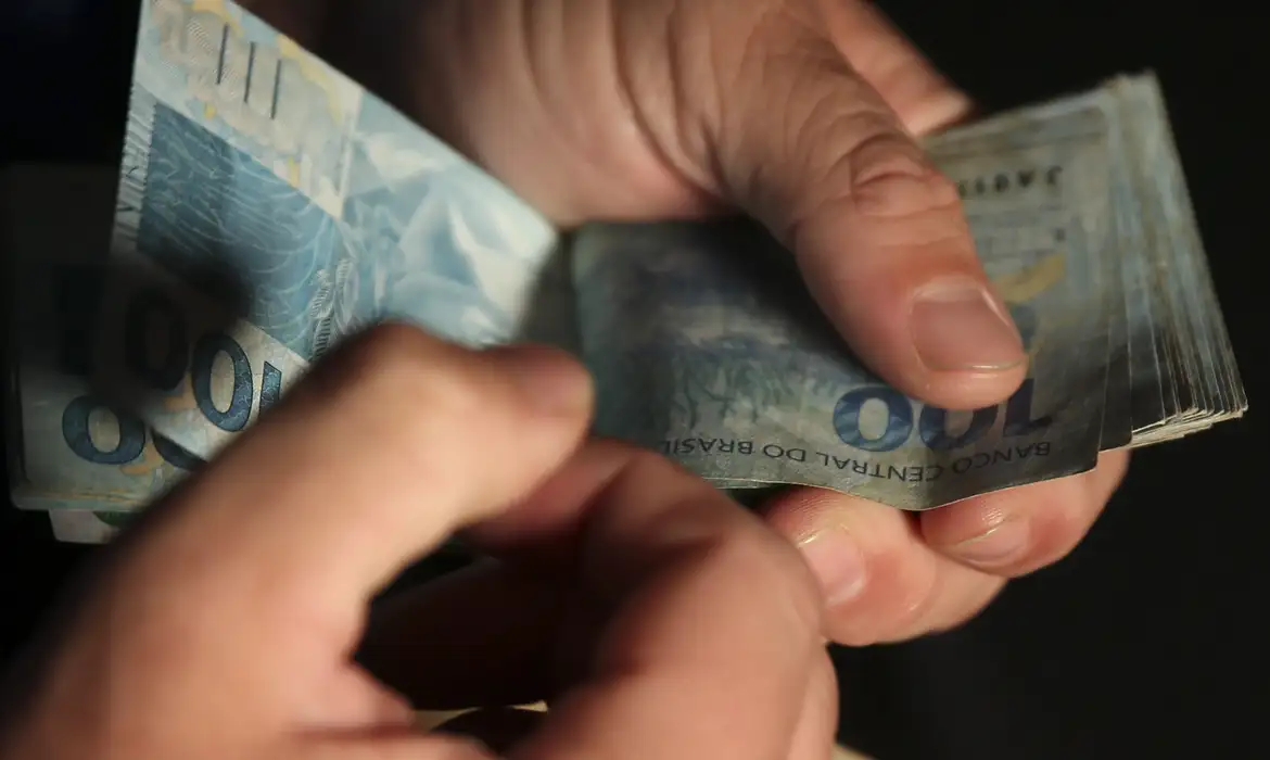 Salário médio atinge maior valor histórico e chega a 3.722 reais no país