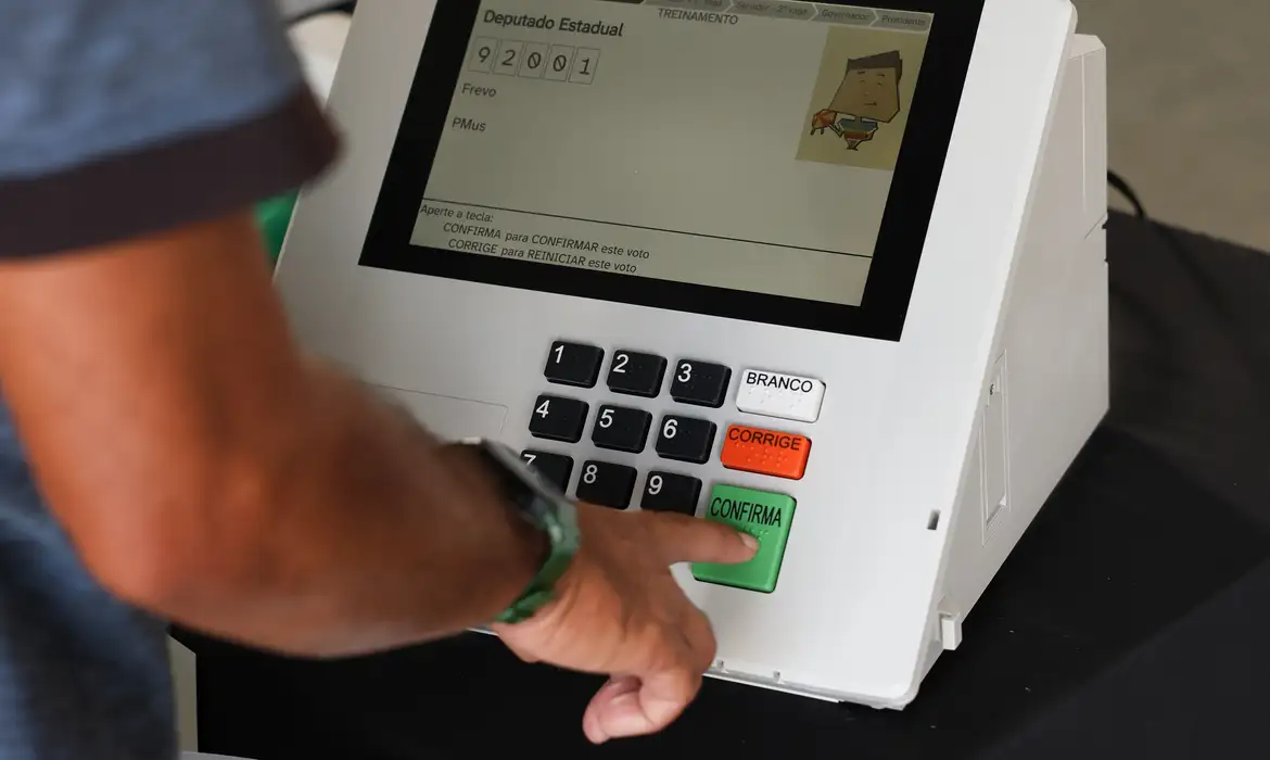 Paulino Neves realiza eleição simulada para avaliação do sistema eletrônico de votação