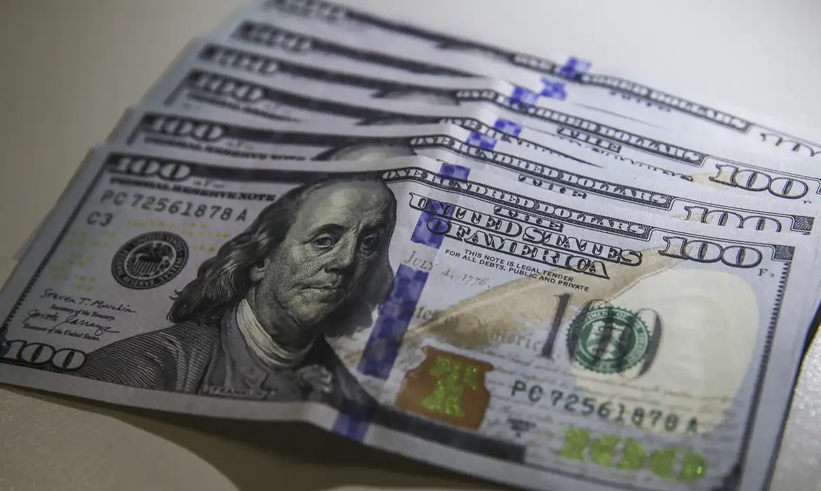 Dólar termina abril abaixo de cinco reais e atinge menor valor em dois anos
