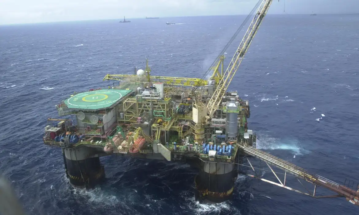 Brasil registra produção recorde de petróleo em meio a conflito no Irã
