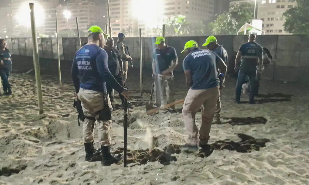 Prefeitura recolhe 80 kg de alimentos enterrados na areia antes de show de Shakira
