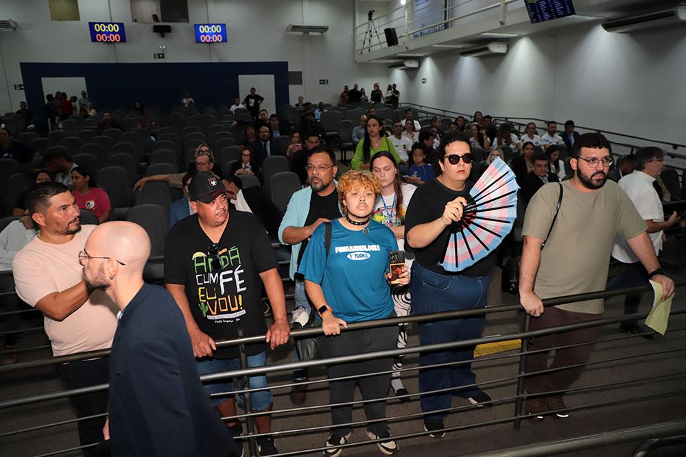 Enquanto o ônibus humilha o campo-grandense, Câmara transforma banheiro feminino em prioridade 