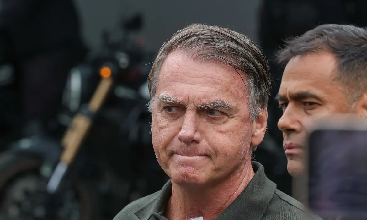 PGR concorda com cirurgia no ombro de Bolsonaro durante prisão domiciliar