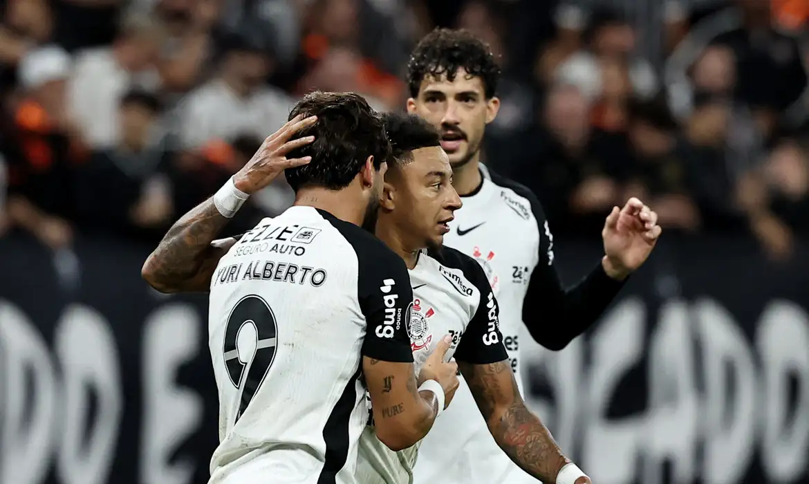 Corinthians mantém 100% de aproveitamento ao vencer Peñarol na Libertadores