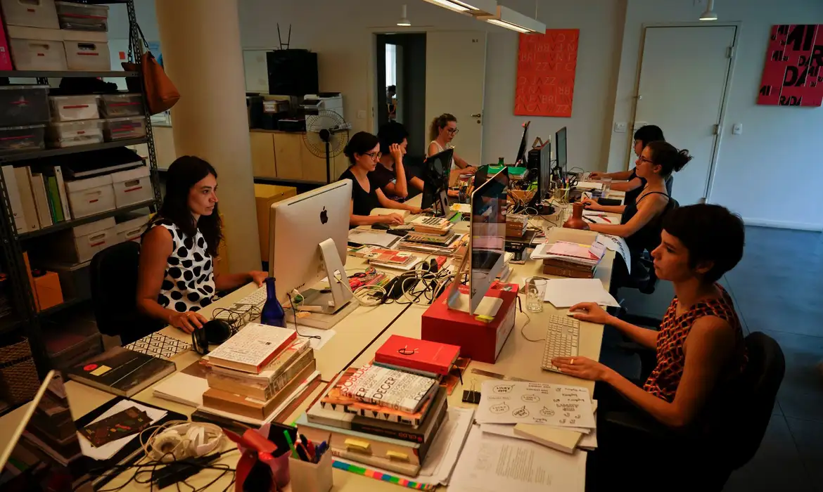 Mercado de trabalho feminino cresce 11%, mas diferença salarial com homens se amplia