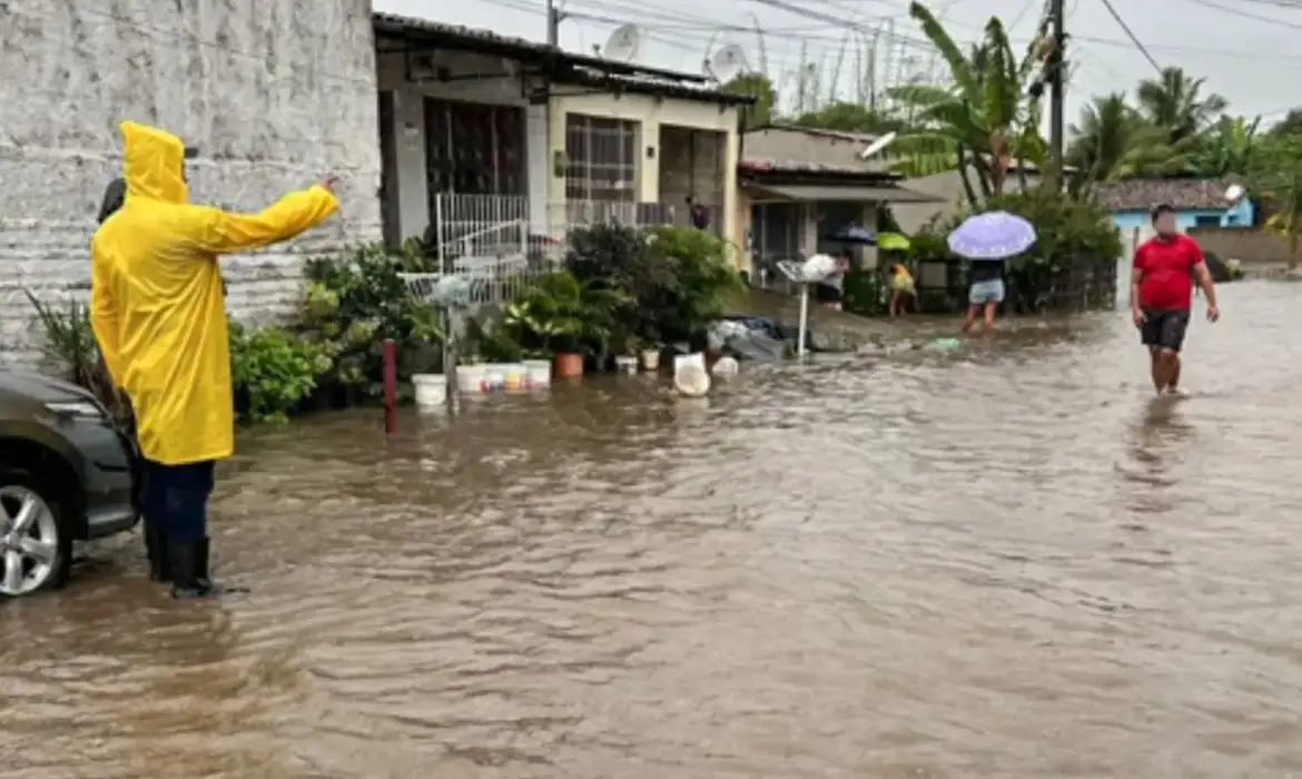 Chuvas em Pernambuco e Paraíba deixam mais de 10 mil deslocados