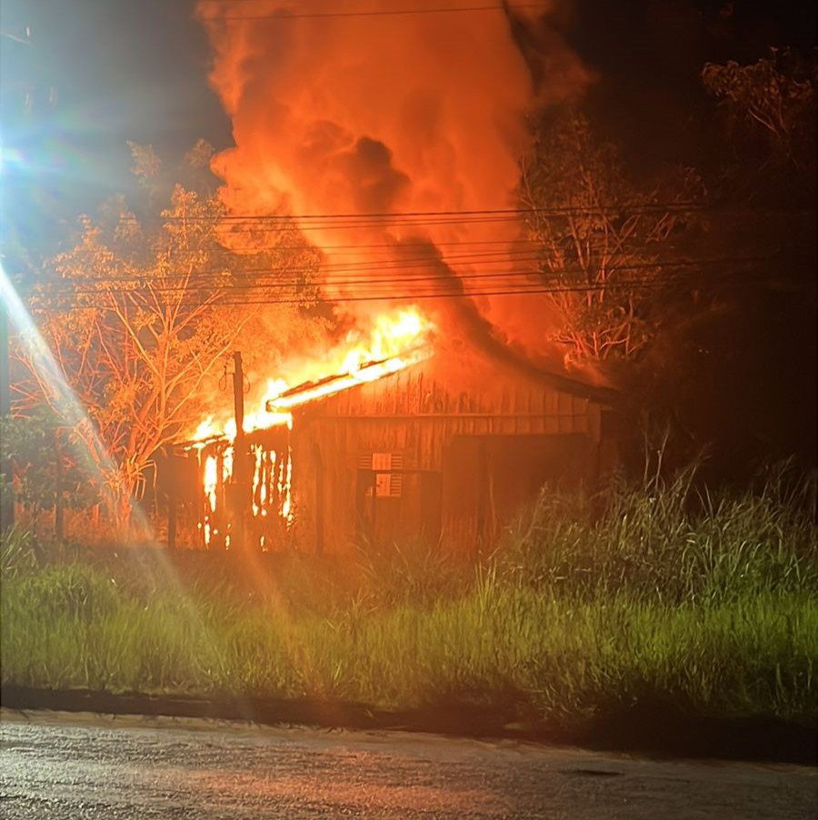 PM prende homem após agressão e incêndio em residência da mãe em Juína