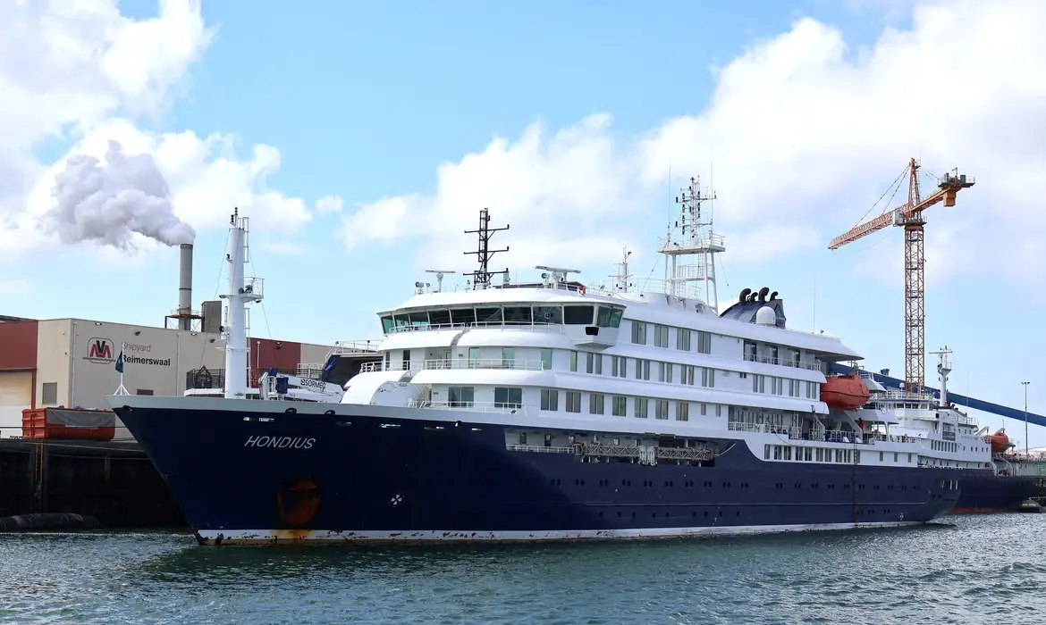 Passageiros doentes são retirados de navio com surto de hantavírus
