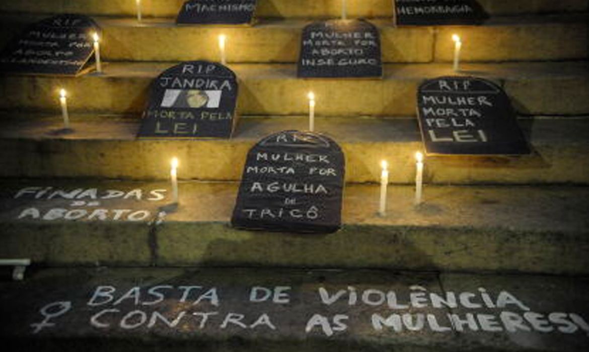 Acusado de espancar mãe idosa xinga e chuta policiais em Nova Andradina
