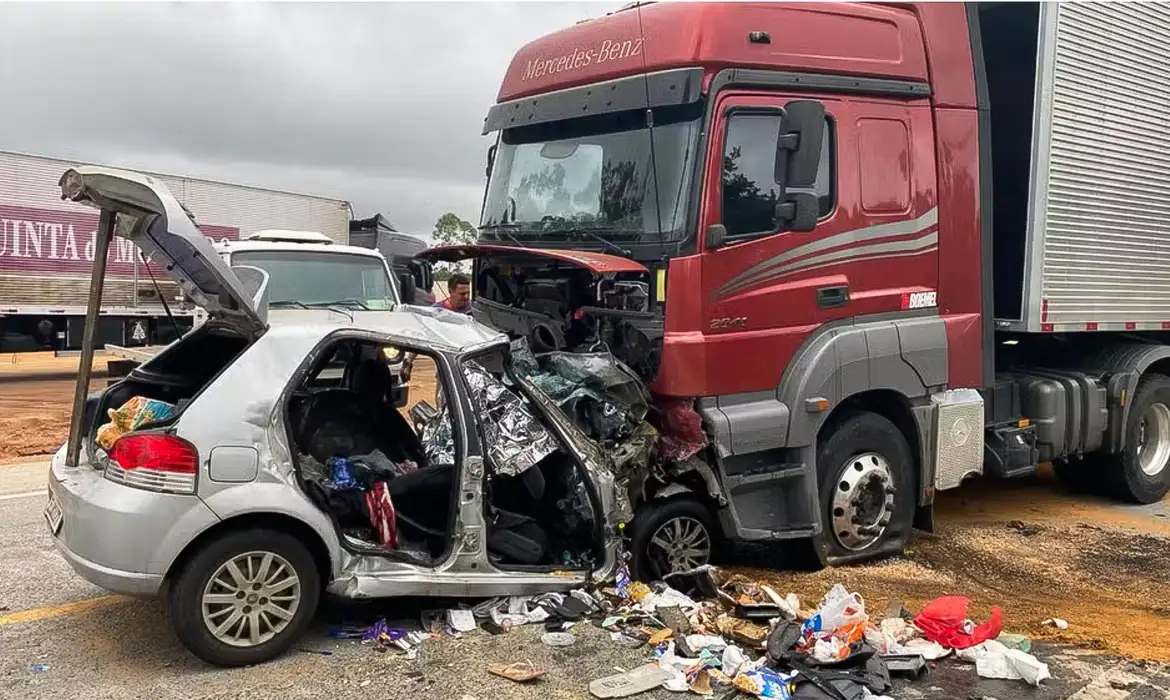 Colisão na BR-251 deixa seis integrantes de uma família mortos em Minas Gerais