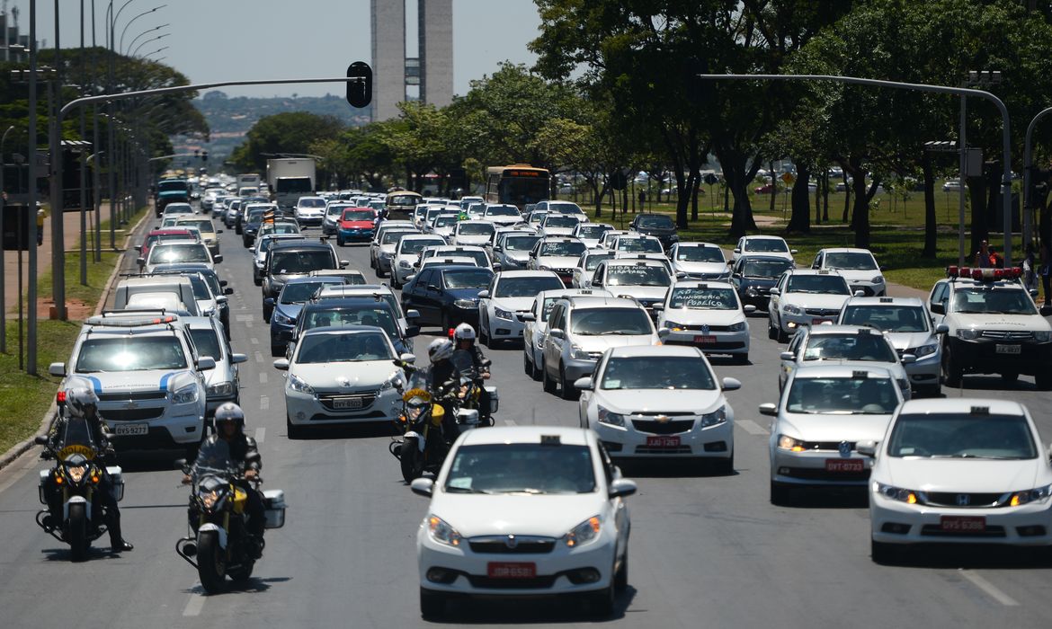 Governo amplia teto de financiamento para carros de aplicativo a 200 mil reais