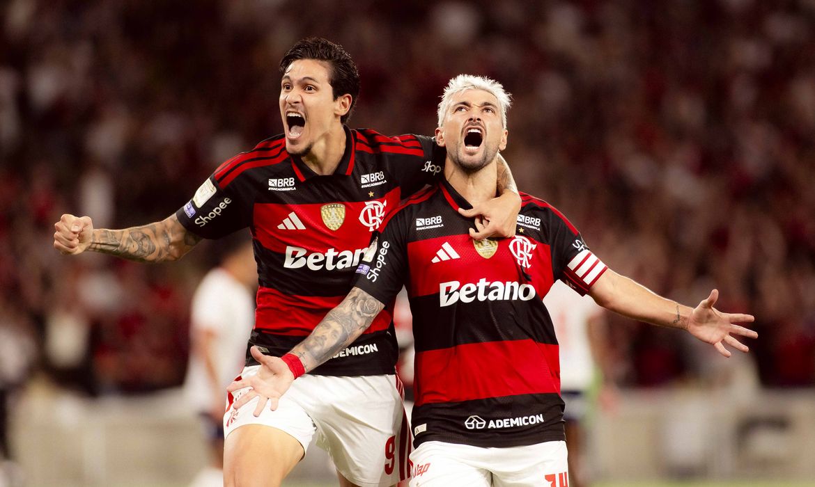 Flamengo vence o Vitória por 2 a 1 na abertura da Copa do Brasil