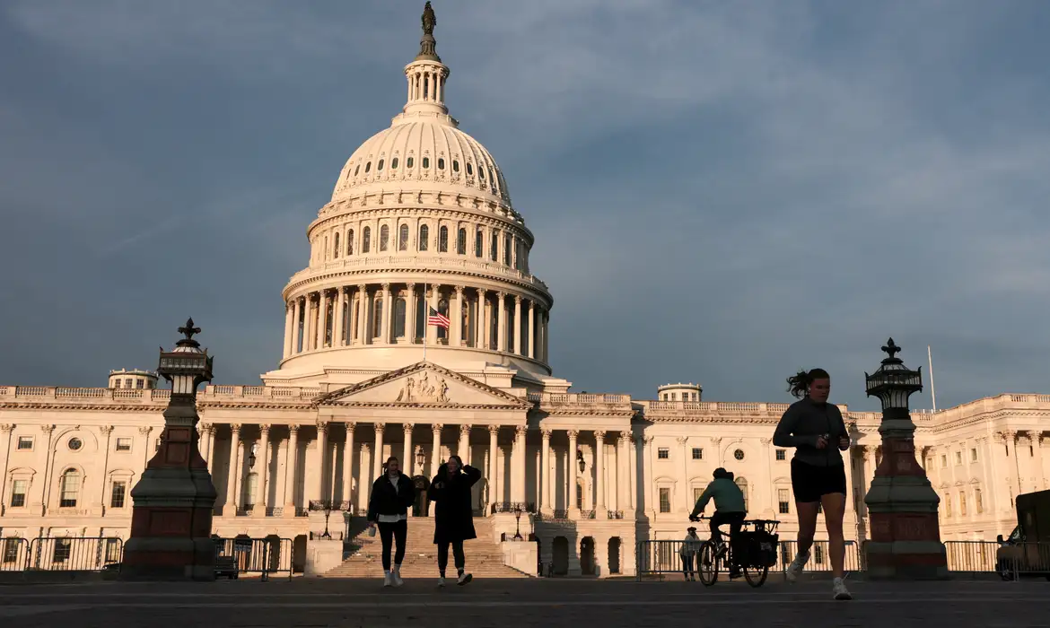 Prazo para Trump manter guerra sem aprovação do Congresso acaba em 1º de maio