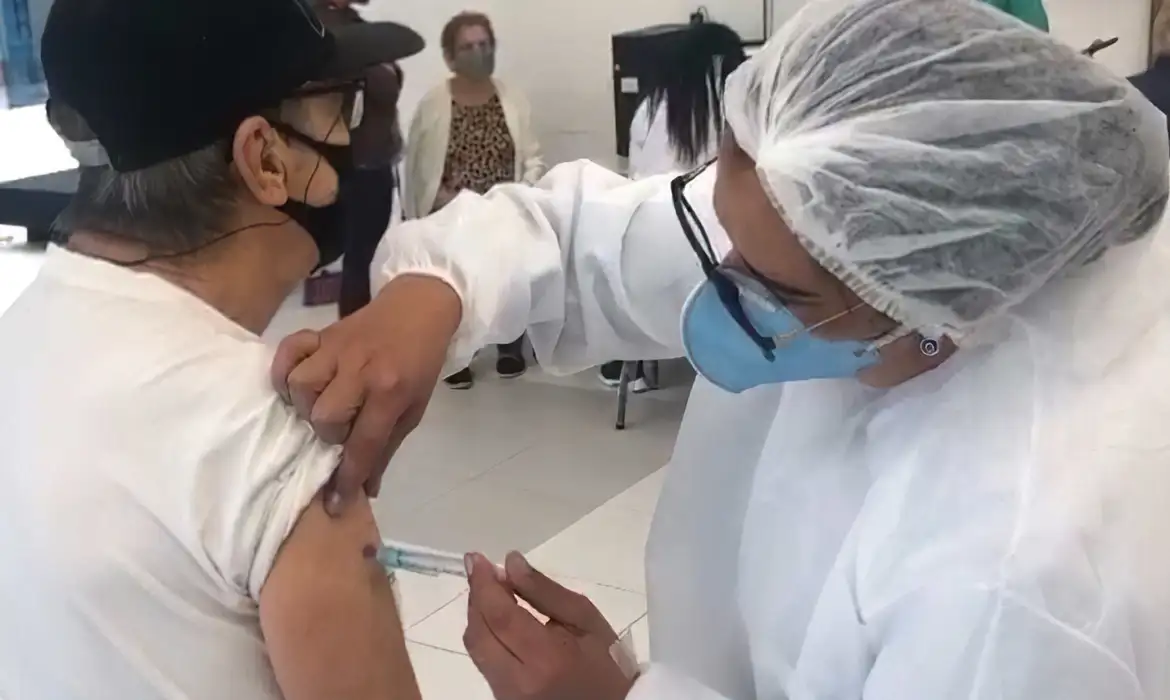 Saúde distribui 2,2 milhões de doses da vacina contra covid-19 para estados
