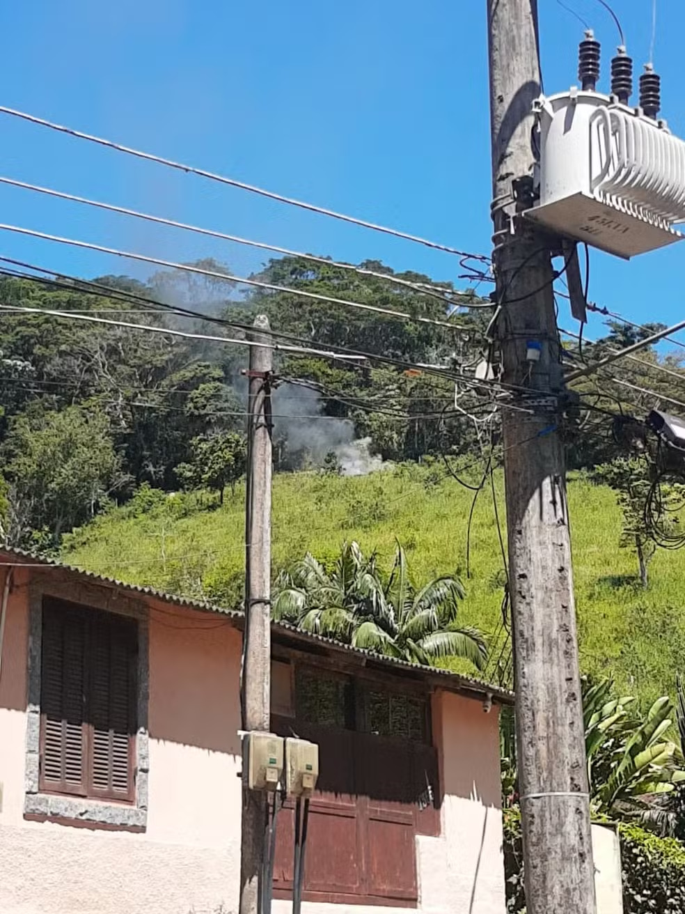 Queda de avião mata dois homens em Rio Claro, RJ