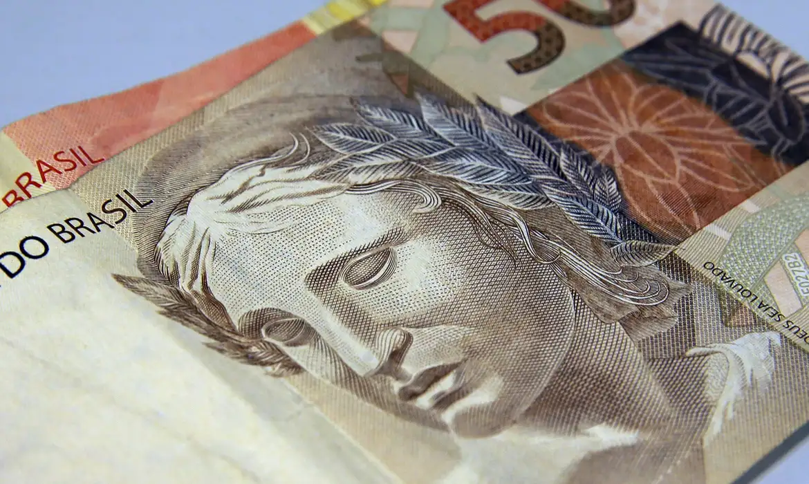 Brasileiros retiram mais de 10 bilhões de reais da poupança em agosto
