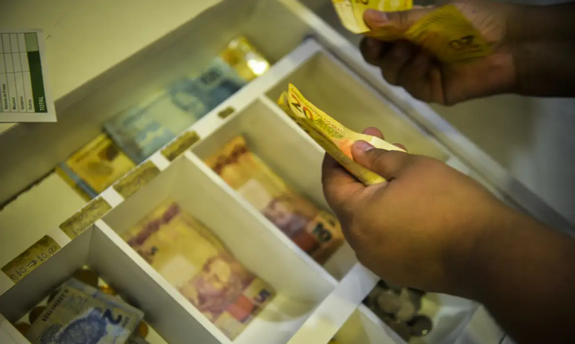 INPC registra queda em agosto e acumula alta de 3,98% em 12 meses