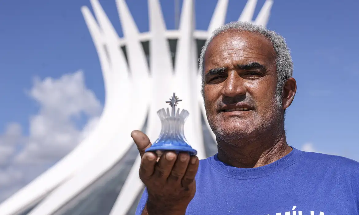 Miniaturas de monumentos transformam cotidiano de artesãos em Brasília