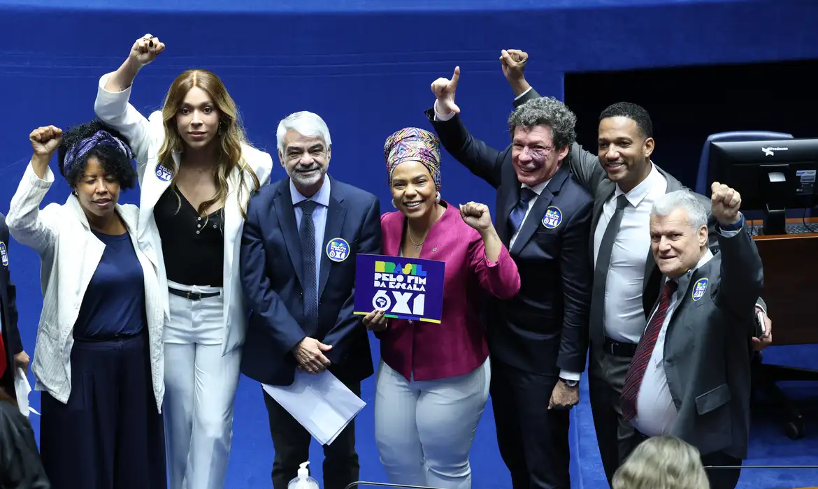 CUT celebra fim da jornada 6x1; CNI pede revisão da PEC aprovada pelo Senado