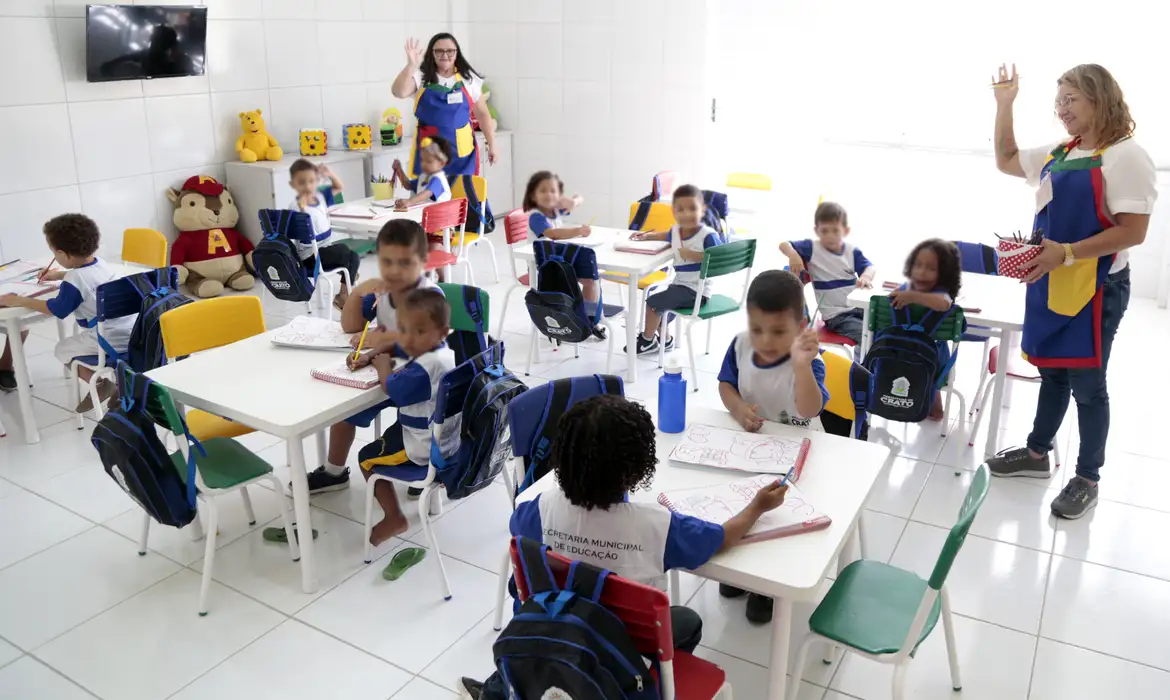 Crianças de 4 e 5 anos ficam fora da pré-escola em 876 cidades brasileiras