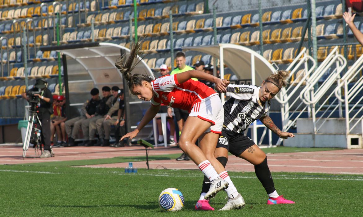 Internacional busca manter liderança como visitante diante do Santos no Brasileiro Feminino