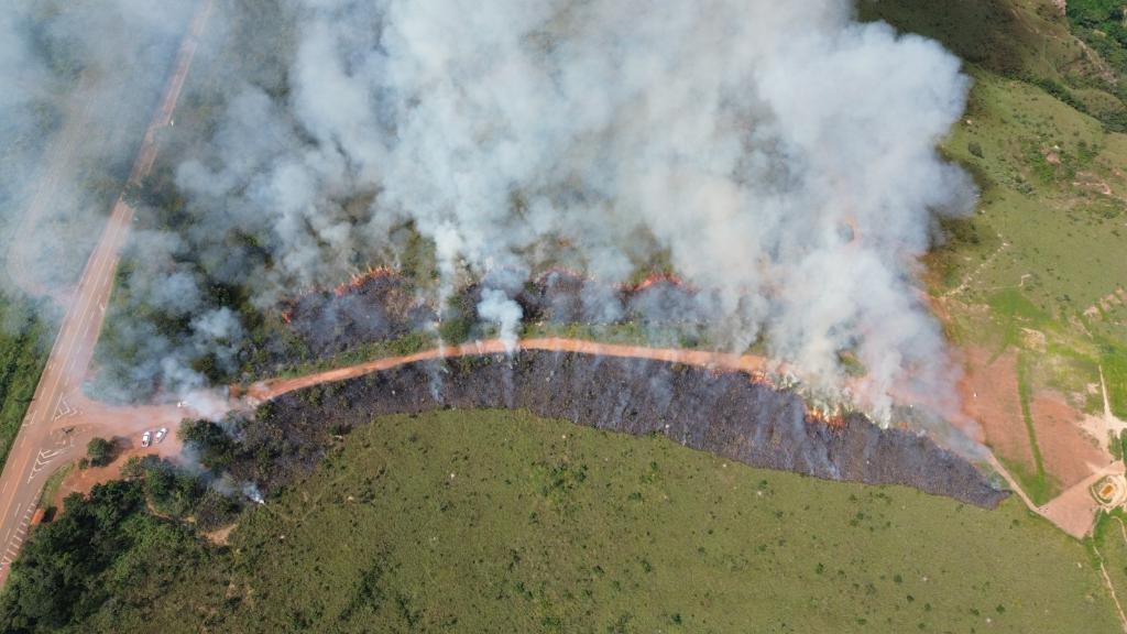Bombeiros utilizam queima prescrita para prevenção de incêndios em Chapada dos Guimarães