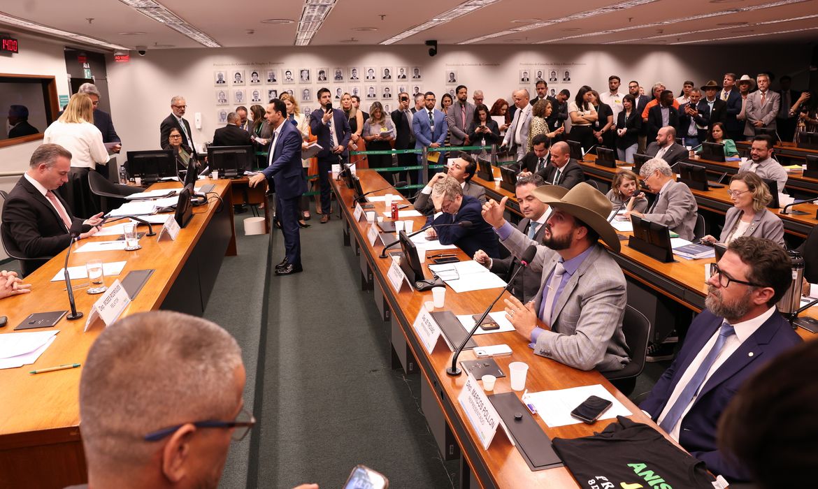 Câmara afasta três deputados após tumulto por anistia a condenados do 8 de janeiro