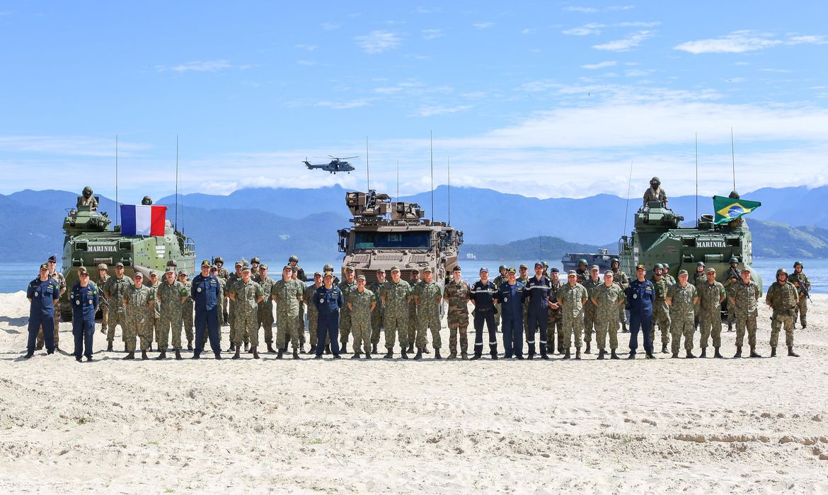 Brasil e França unem forças em missão de treinamento naval no Rio