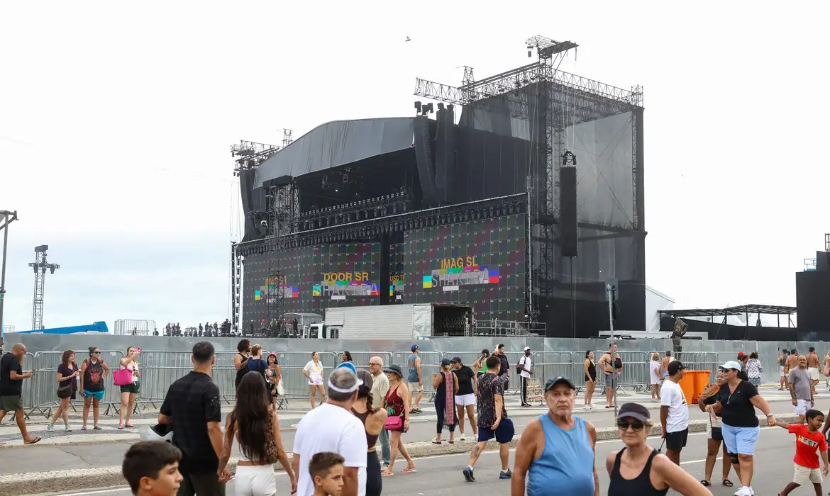 Policiais bilíngues reforçam atendimento a turistas no show de Shakira