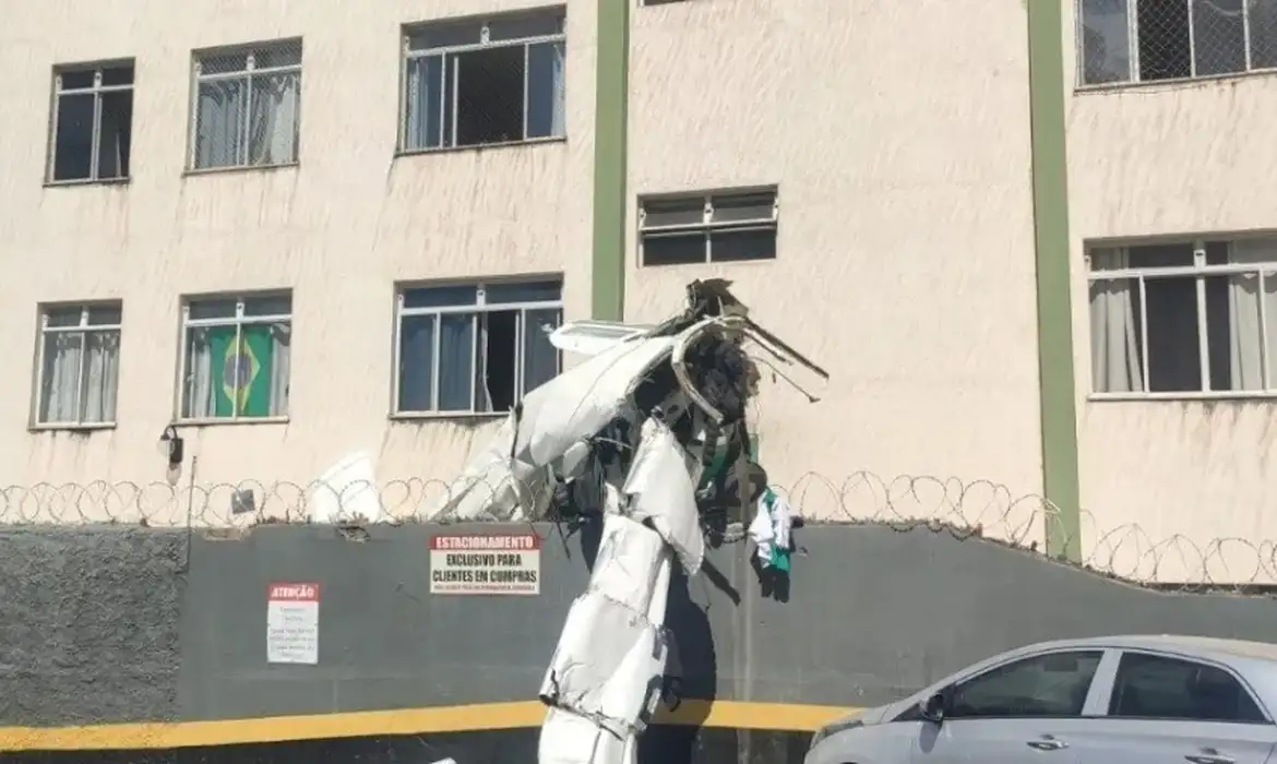 Avião bimotor cai em prédio e mobiliza bombeiros em Belo Horizonte