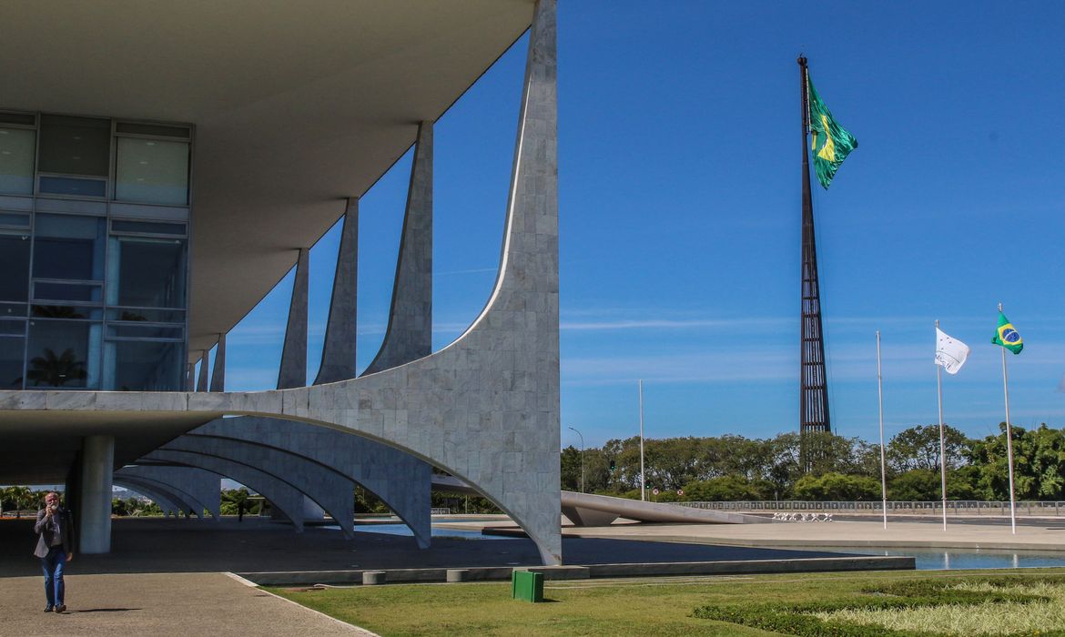 Prefeitos exigem mais autonomia e recursos em carta aos candidatos à Presidência