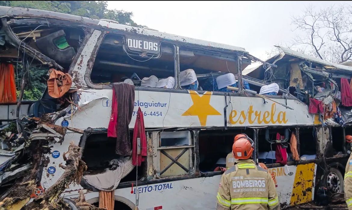 Oito pessoas perdem a vida em acidente com ônibus na BR-040, em Petrópolis