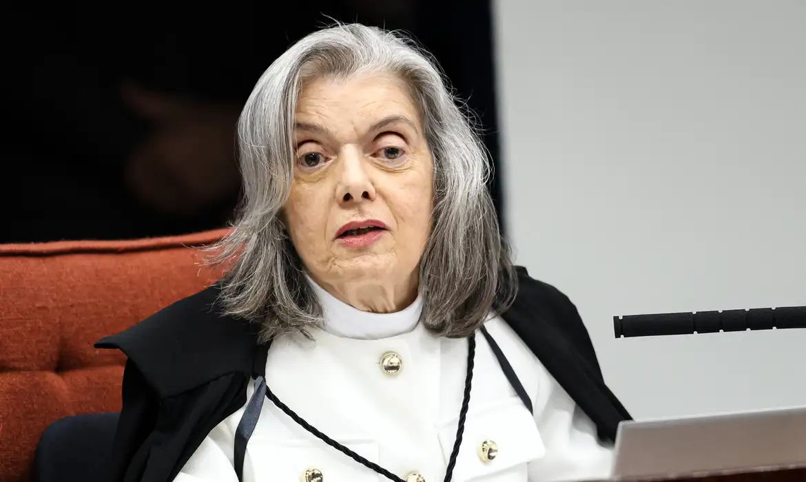 Cármen Lúcia apoia condenação de Eduardo Bolsonaro por difamação