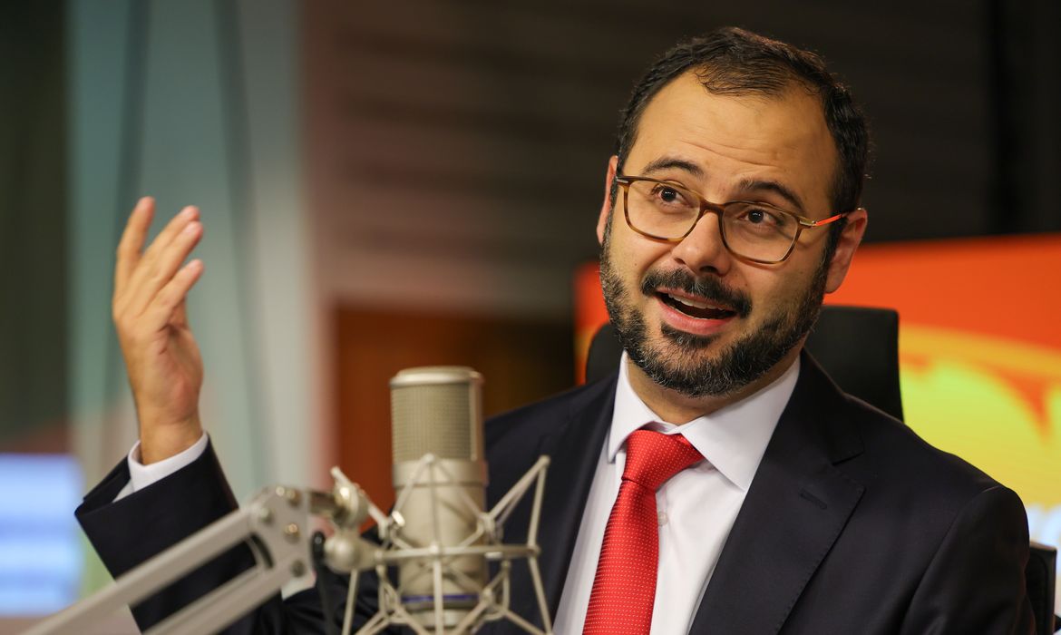 Redução da jornada pode impulsionar novos negócios, afirma ministro