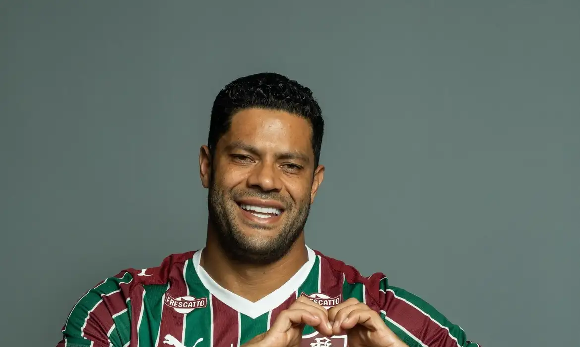 Fluminense firma contrato com Hulk até 2027