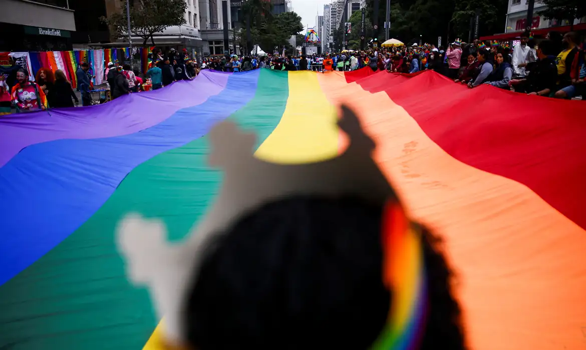 Parada LGBT+ de SP enfatiza o voto em 30 anos de ativismo