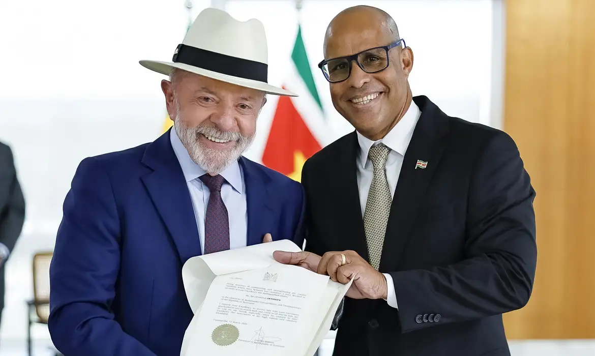 Lula formaliza atuação de sete novos embaixadores no Brasil