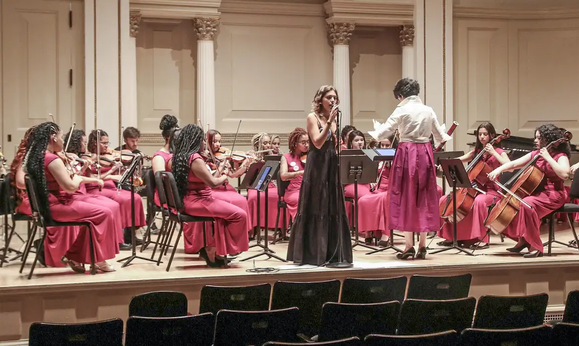 Orquestra feminina do Rio inicia turnê na Itália com audiência no Vaticano