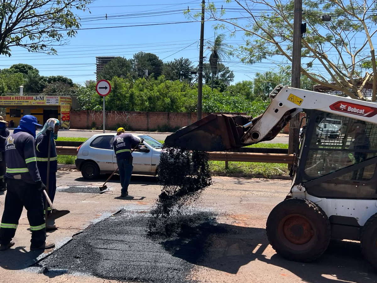 Doze frentes avançam em reparos viários na Capital
