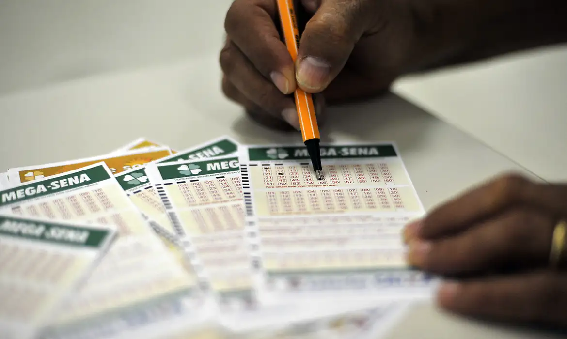 Mega-Sena acumula e prêmio vai a 65 milhões de reais