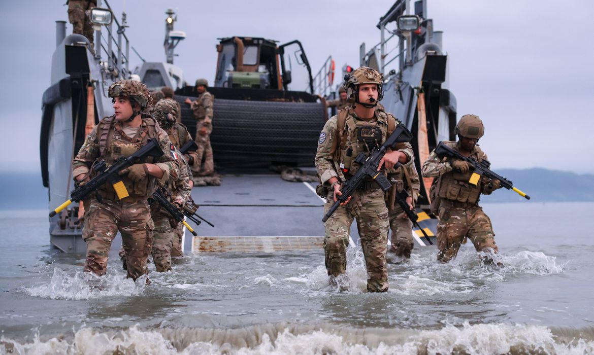 Brasil e França realizam treinamento militar conjunto na Ilha da Marambaia