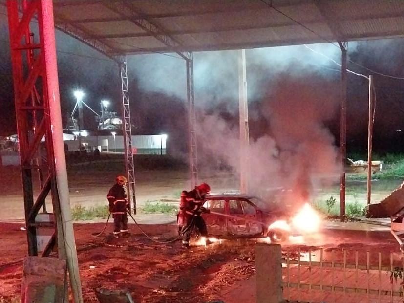 Bombeiros controlam fogo em veículos na BR-174 com 2,5 mil litros de água