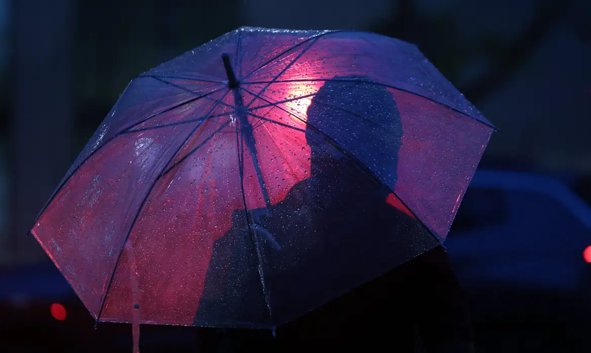 Vendaval pode atingir 64 cidades do RS nesta sexta-feira, alerta Inmet