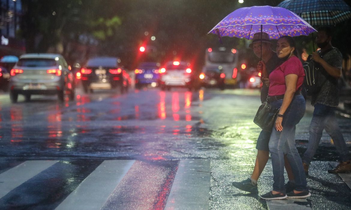Inmet emite alerta para temporais em nove estados; Belém decreta emergência