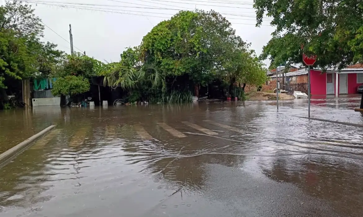 Temporal provoca alagamentos, bloqueia rodovias e desabriga centenas no RS