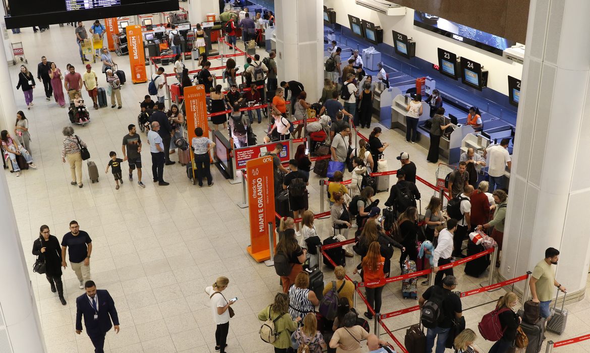 Cade abre investigação sobre preços de passagens de Latam e Gol