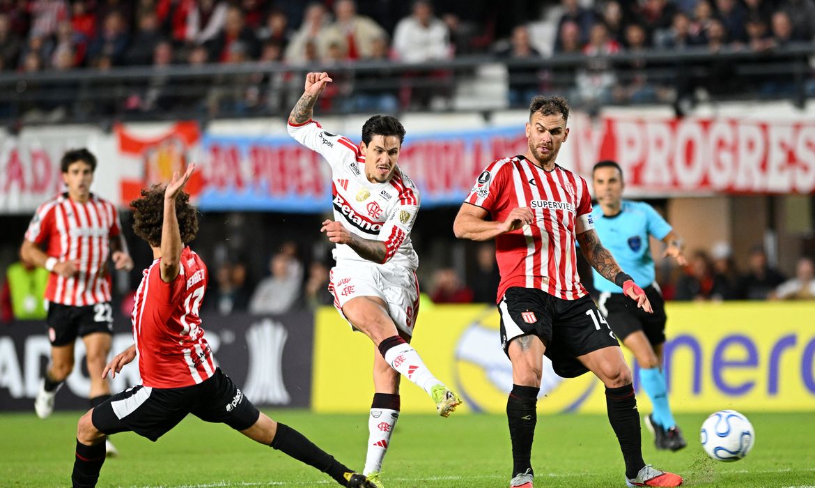 Flamengo empata com Estudiantes e lidera grupo na Libertadores