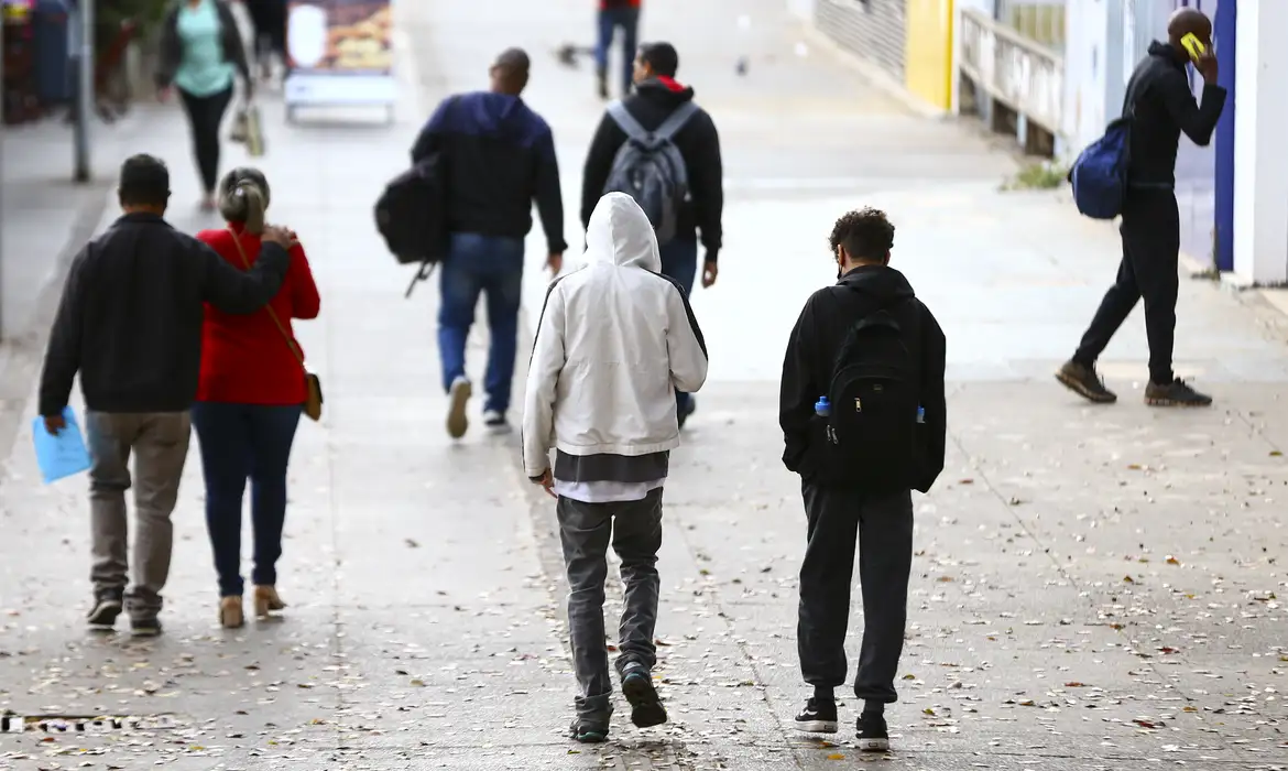 Frente fria traz chuvas fortes e queda de temperatura em várias regiões