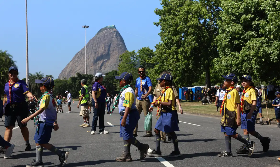 Escoteiros do Rio promovem encontro com 4,3 mil participantes no Aterro