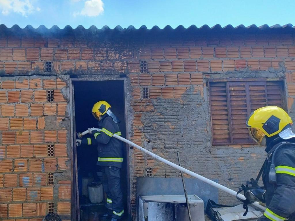 Bombeiros controlam incêndio em kitnet e evitam propagação em Primavera do Leste